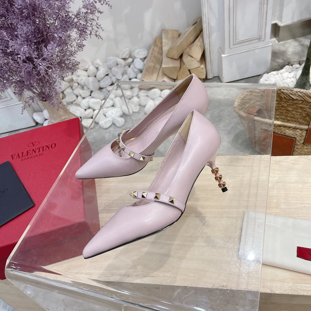 💕💕Factory direct selling price p440💕💕 Genuine leather sole +40 🆕Valentino. Valentino👑👑Latest series in the counter, the highest version, perfect details, very eye-catching catwalk series launched, V family’s hot rivet elements, luxurious and gorgeous! Various colors can be matched with beautiful clothes in spring and summer. There are many choices🎉🎉Exquisite and durable. It is copied at 1:1 of the original product. The upper foot is very pedicure-like. The key point is that it is very good and easy to control. It does not grind the feet and does not tire the feet. It is a walking artifact. The last shape is completely compared to the counter. The details are perfect. Without the original version, it would not be so exquisite! (Note! The heel shape and height are exclusively molded according to the original version, and are not randomly substituted by the market🐂) The color and texture of the fasteners are consistent with the original version! 🔺Fabric: Imported sheepskin, 🔺Lining: According to the original high-gloss imported sheepskin lining 🔺6 colors to choose from: black ➕black belt, black ➕white belt, pink, burgundy, white, apricot 🔺Number of yards: 35 to 42 yards (42 yards are not exchanged) 🔺Heel height: 7cm Rubber sole Genuine leather sole +40